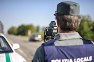 poliziotto con autovelox